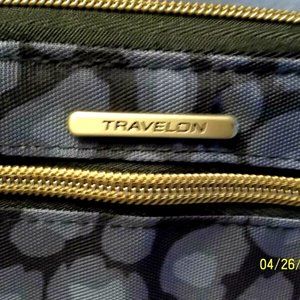 Travelon RFID Protected Wallet/Wristlet